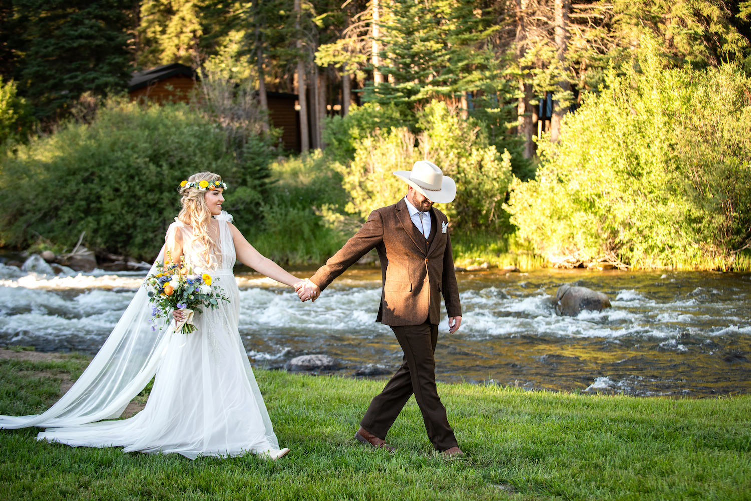 https://www.hitchedonthetaylor.com/wp-content/uploads/2023/12/JessaRaePhotography_AmandaandWarnerWedding-1352.jpg