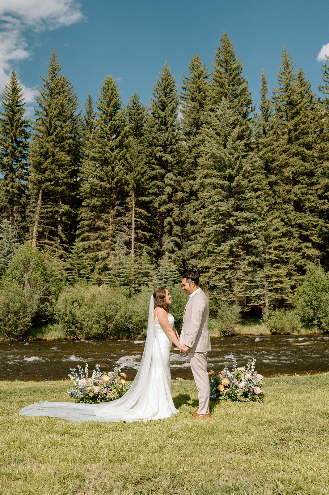 https://www.hitchedonthetaylor.com/wp-content/uploads/2023/12/crested-butte-elopement_0169_websize.jpg
